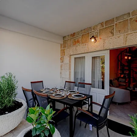 Modern Fisherman's Stone House Brna