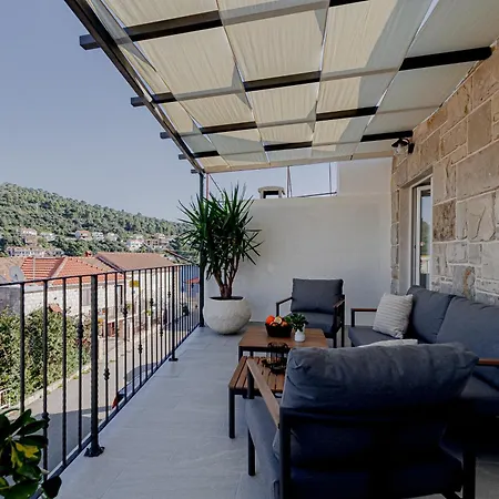 Modern Fisherman's Stone House Brna בית נופש