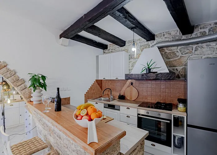 Modern Fisherman's Stone House Brna