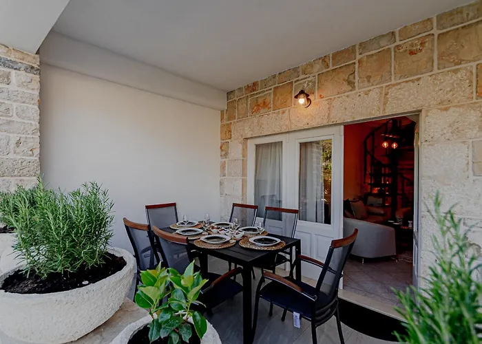 Modern Fisherman's Stone House Brna